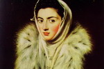 una donna con il capo coperto da un foulard ed un collo di pelliccia bianca