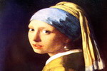 il viso di una donna con un orecchino di perla all'orecchio