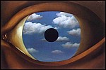 un occhio gigante con il cielo dentro la pupilla