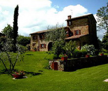 una casa di campagna su un prato verde