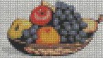 un cesto di frutta realizzato in punto croce